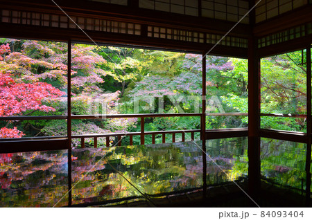 2021年秋の中旬に訪れた京都市瑠璃光院のカラフルな紅葉が幻想的で美しい 2021年秋の中旬に訪れた京都市瑠璃光院のカラフルな紅葉が幻想的で美しい 84093404