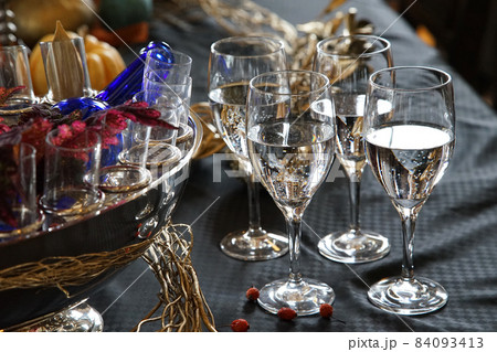 テーブルのグラス 84093413