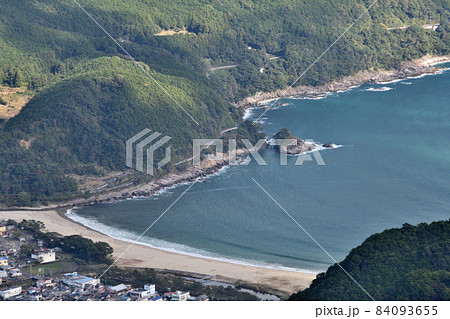 烏帽子岩から新鹿湾を望む 【三重県熊野市】 烏帽子岩から新鹿湾を望む 【三重県熊野市】 84093655