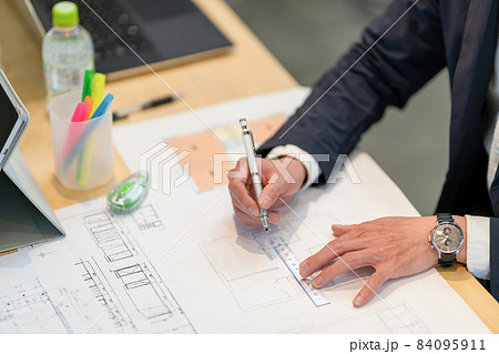 戸建て住宅を設計する男性一級建築士 84095911