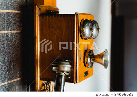 古い電話　古民家　電話　電報 84096035