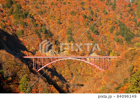 埼玉県秩父市大滝 雁坂大橋からの豆焼橋の紅葉の景色 埼玉県秩父市大滝 雁坂大橋からの豆焼橋の紅葉の景色 84096149