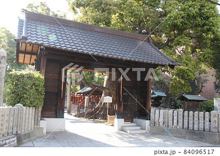 大阪市鶴見区にある阿遅速雄神社の正門 84096517