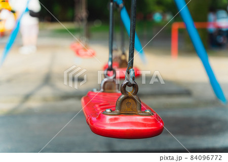 子供　公園　遊具　 84096772