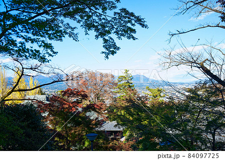 少林山達磨寺の紅葉と街並み 84097725