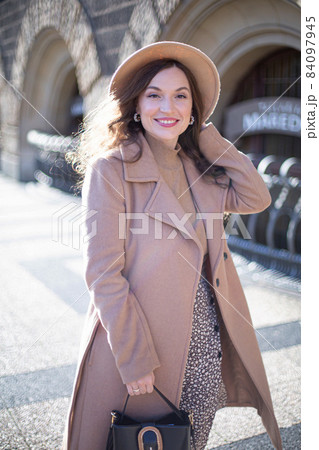 Romantic pretty woman with arch behind 84097945