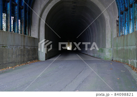 紅葉の馬坂トンネル 紅葉の馬坂トンネル 84098821