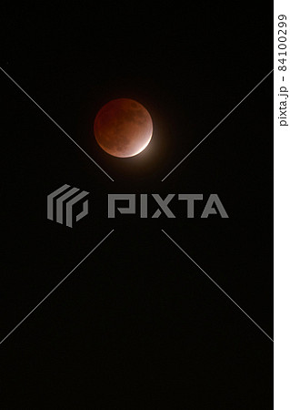 雲に阻まれながらの部分月蝕　ほぼ皆既 84100299