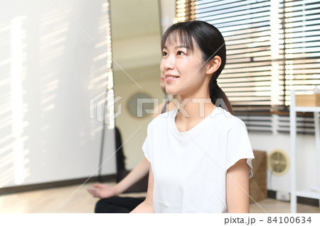 ヨガスタジオでヨガのレッスンをする若いアジア人の女性の横顔 84100634