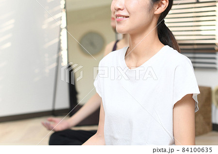 ヨガスタジオでヨガのレッスンをする若いアジア人の女性の横顔 84100635