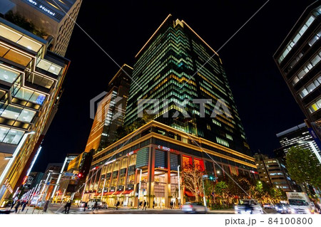 東京　日本橋の都市風景　コレド室町テラスの夜景 84100800
