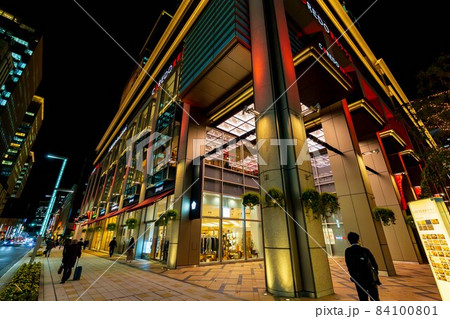 東京　日本橋の都市風景　コレド室町テラスの夜景 84100801