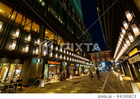 東京　日本橋室町の都市風景　コレド室町の夜景 84100823