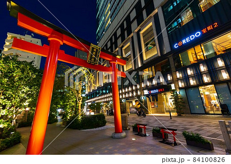 東京　日本橋室町の都市風景　コレド室町の夜景 84100826