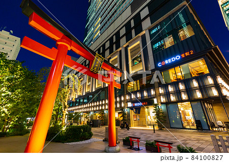 東京　日本橋室町の都市風景　コレド室町の夜景 84100827