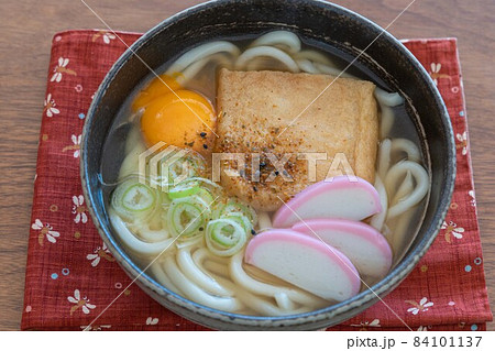 関西風の和風だしがきいた日本の代表的な麺(うどん) 関西風の和風だしがきいた日本の代表的な麺(うどん) 84101137