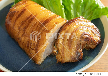 こんがりと焼きあがったチャーシュー（焼き豚）を切った断面 84101138