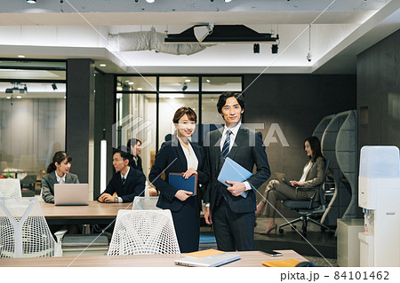 男女ビジネスパーソンのポートレート　撮影協力：WEEK芝大門(サンフロンティア不動産) 84101462