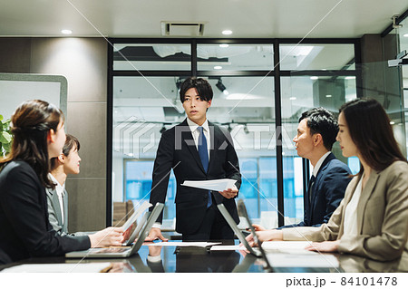 会議で話すビジネスパーソン　撮影協力：WEEK芝大門(サンフロンティア不動産) 84101478