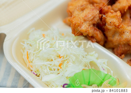 唐揚げ弁当　デリバリー  配達　プラスチック容器 84101883