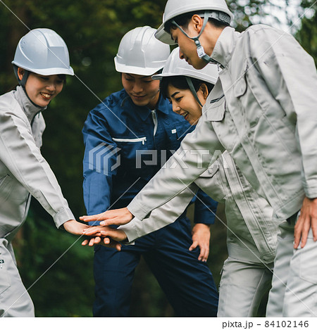 ヘルメット着用の作業員 84102146