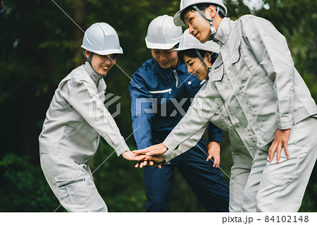 ヘルメット着用の作業員 ヘルメット着用の作業員 84102148