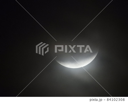 ほぼ皆既月食　partial lunar eclipse 84102308