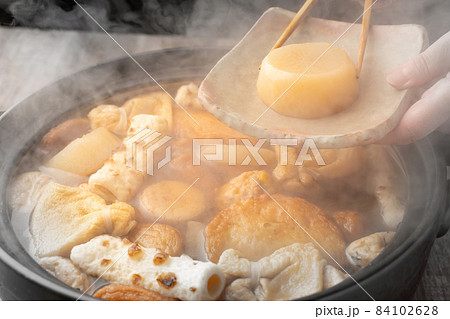 土鍋から湯気の出るおでん 84102628