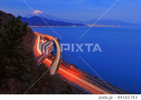 【静岡県】薩埵峠から見た富士山の夜景 84102763