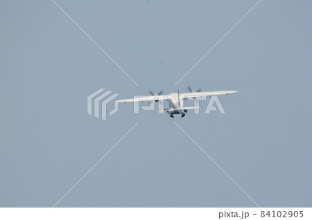 飛び去るセスナ機（調布飛行場／東京都調布市） 84102905