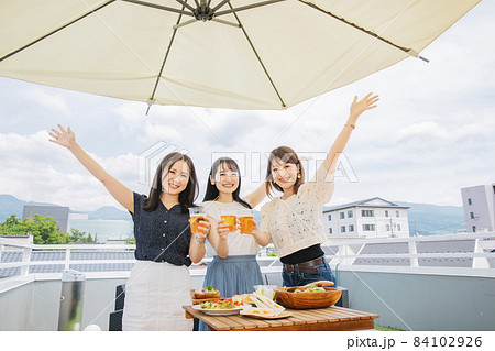 屋上でパーティーをする女性たち(ビール) 屋上でパーティーをする女性たち(ビール) 84102926