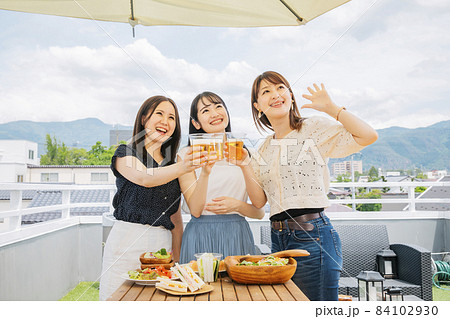 屋上でパーティーをする女性たち（ビール） 84102930