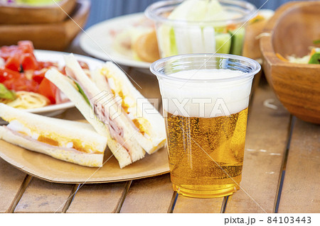 ビールとパーティー料理 84103443