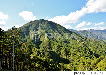 便石山(馬越峠に向かう途中から便石山を望む) 【三重県尾鷲市・紀北町】 便石山(馬越峠に向かう途中から便石山を望む) 【三重県尾鷲市・紀北町】 84103644