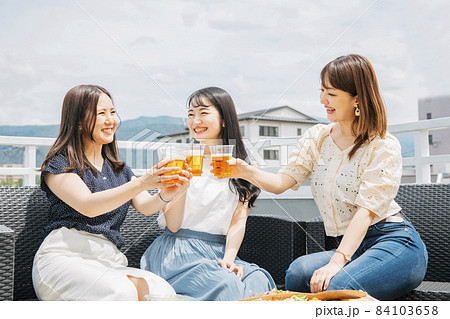 屋上でパーティーをする女性たち(ビール) 屋上でパーティーをする女性たち(ビール) 84103658