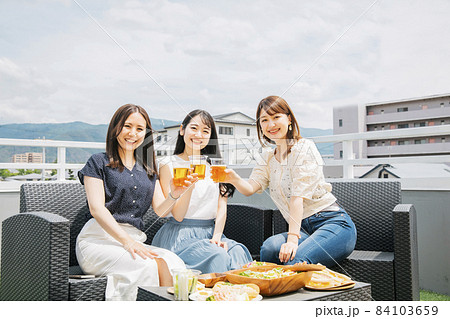 屋上でパーティーをする女性たち(ビール) 屋上でパーティーをする女性たち(ビール) 84103659