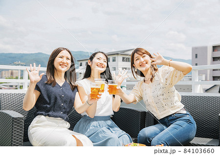 屋上でパーティーをする女性たち(ビール) 屋上でパーティーをする女性たち(ビール) 84103660