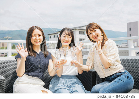 屋上でパーティーをする女性たち(シャンパンで乾杯) 屋上でパーティーをする女性たち(シャンパンで乾杯) 84103738