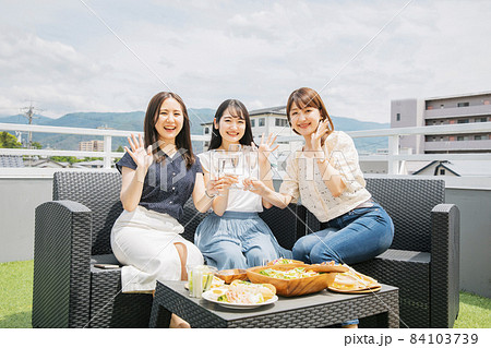 屋上でパーティーをする女性たち(シャンパンで乾杯) 屋上でパーティーをする女性たち(シャンパンで乾杯) 84103739