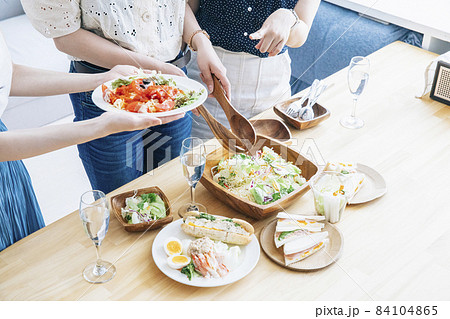 ホームパーティーをする女性たち（料理・顔なし） 84104865