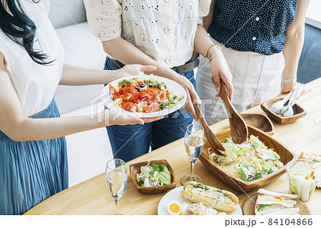 ホームパーティーをする女性たち（料理・顔なし） 84104866