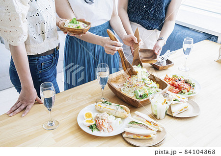 ホームパーティーをする女性たち（料理・顔なし） 84104868