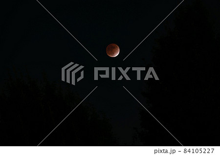 ほぼ皆既月食に近い部分月食 84105227