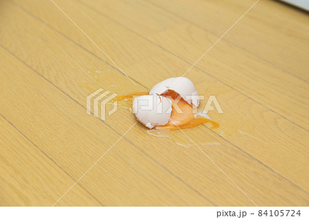 床に落として割れた卵 84105724