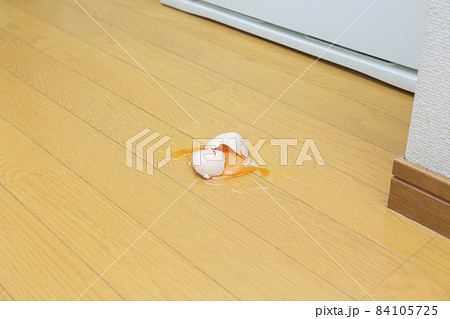 床に落として割れた卵 84105725