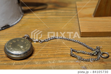 古い懐中時計 84105730