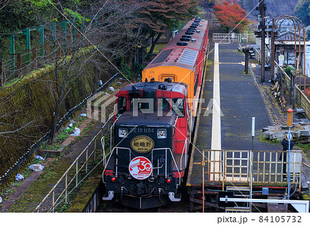 嵯峨野トロッコ列車と紅葉の写真素材