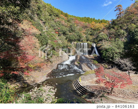 龍門の滝と紅葉 84106163