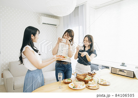 ホームパーティーをする女性たち（スマホで撮影） 84106505