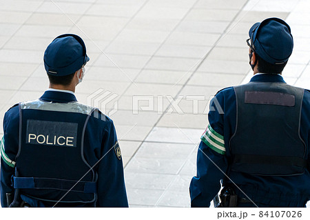 徒歩でパトロールする警察官の後ろ姿 徒歩でパトロールする警察官の後ろ姿 84107026